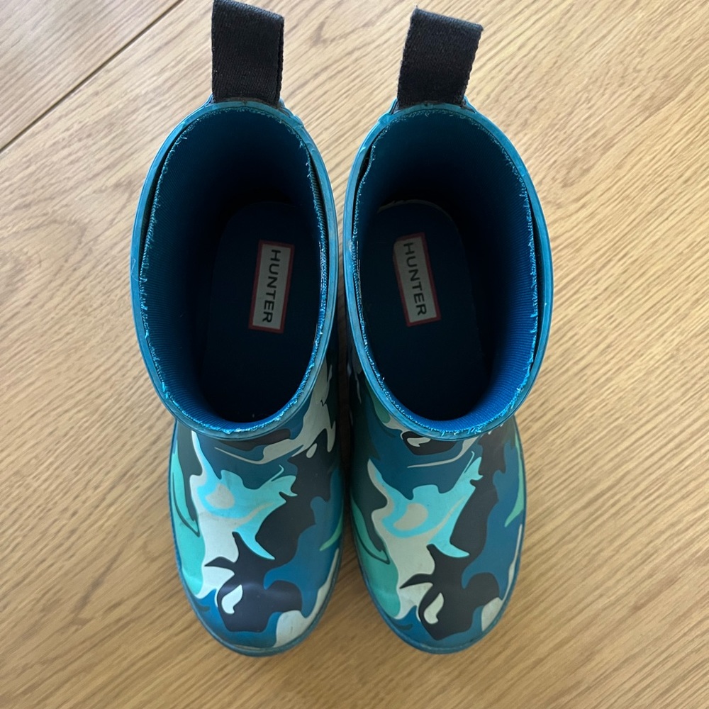 HUNTER Kids Teal & Navy Camouflage Rain Boots - Picture 2 of 10